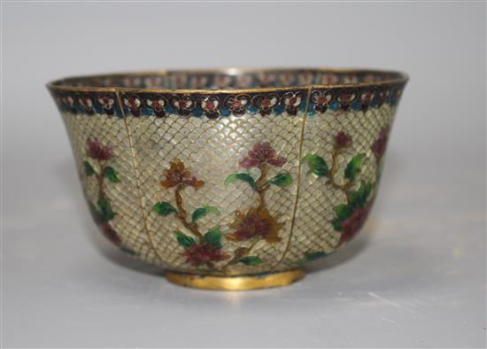 A Chinese plique a jour bowl lobed bowl, with floral decoration, diameter 13cm, height 7cm